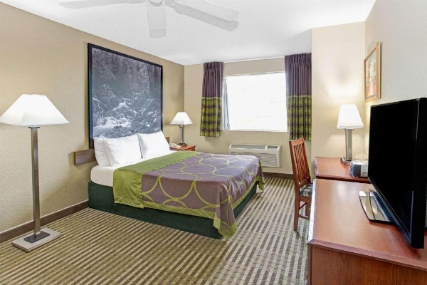 Super 8 by Wyndham Gurnee image 11