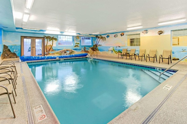 Super 8 by Wyndham Gurnee image 4