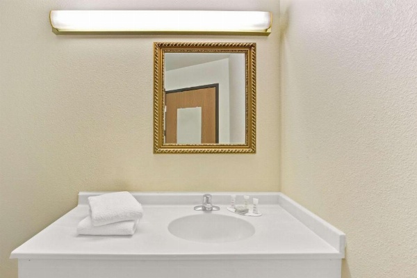 Super 8 by Wyndham Gurnee image 8